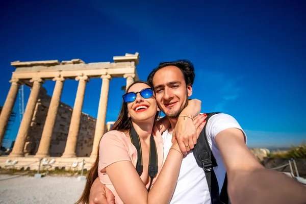 Молодая пара делает селфи с храмом Эрехтеума на заднем плане в Акрополе — стоковое фото