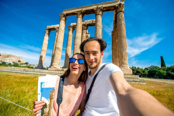年轻的夫妇在雅典卫城拍照与宙斯神庙在背景上自拍照 — 图库照片