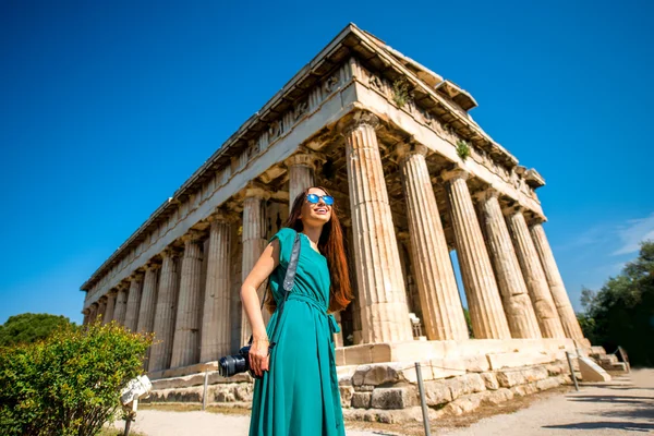 Mulher com câmera fotográfica perto do templo Hephaistos em Agora — Fotografia de Stock
