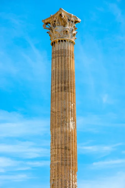 Columna corintia del templo de Zeus en Grecia — Foto de Stock