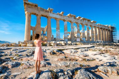 Parthenon Tapınağı Akropol'fotoğraf çekimi kadın