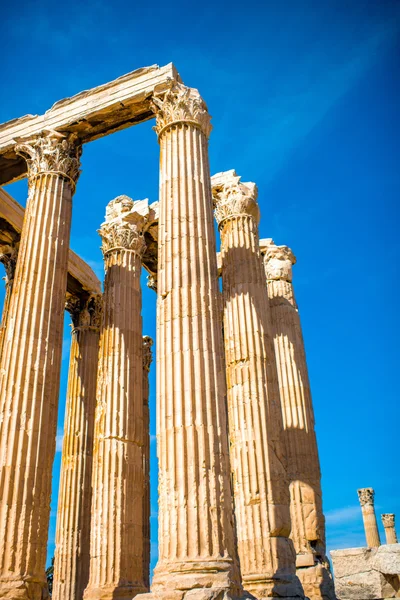Коринфськими колонами храм Зевса в Греції — стокове фото