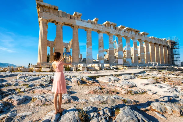 Женщина фотографирует храм Парфенона в Акрополе — стоковое фото