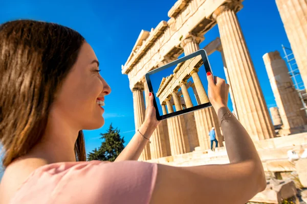 Donna che fotografa il tempio del Partenone nell'Acropoli — Foto Stock