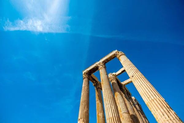 在希腊的宙斯神庙的科林斯式石柱 — 图库照片