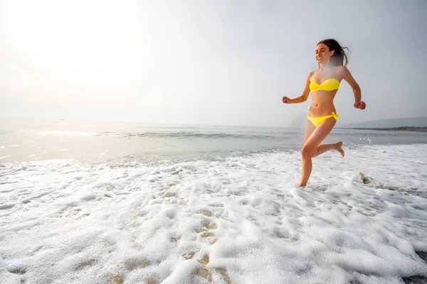 Mulher correndo na praia — Fotografia de Stock