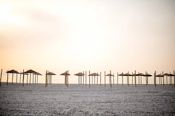 Sombrillas de paja en la playa —  Fotos de Stock