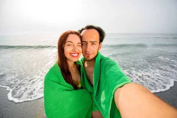 Couple en serviettes sur la plage — Photo