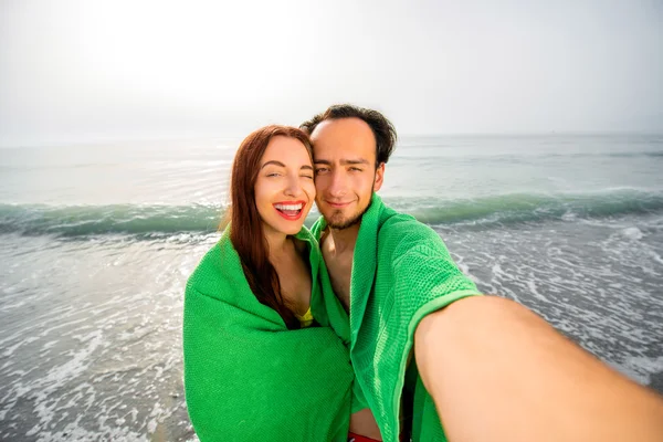 Coppia in asciugamani sulla spiaggia — Foto Stock