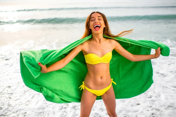 Mulher em toalha verde na praia — Fotografia de Stock