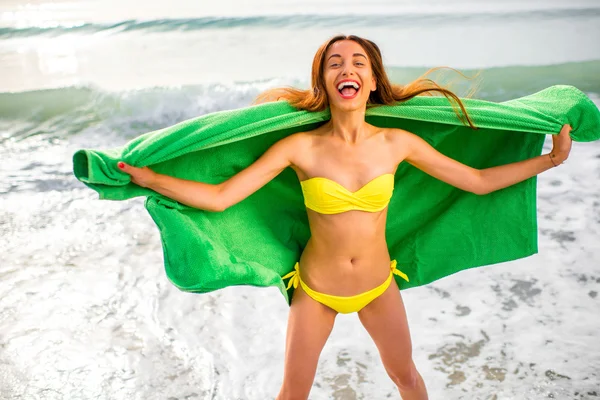 Жінка в зеленому рушнику на пляжі — стокове фото