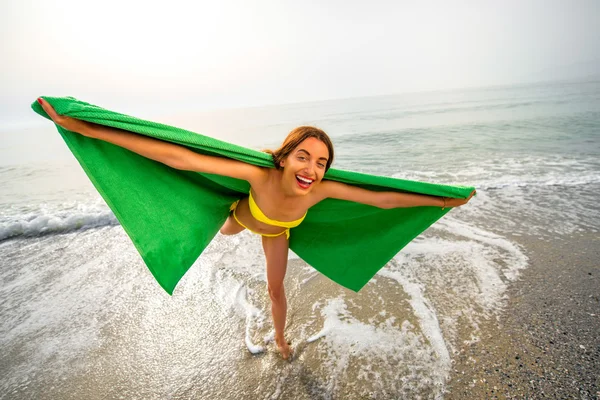 Kobieta w zielony ręcznik na plaży — Zdjęcie stockowe