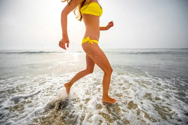 Donna che corre sulla spiaggia — Foto Stock