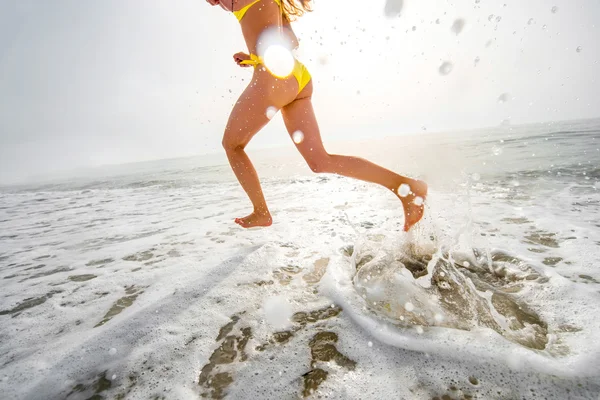 Vrouw loopt op het strand — Stockfoto