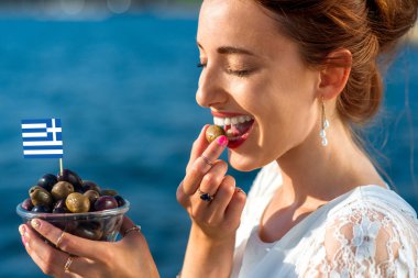 Yunan zeytin yemek kadın