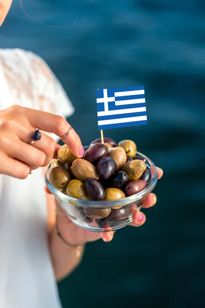 Olives vertes et noires avec drapeau grec — Photo