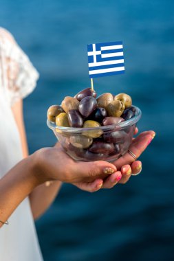 Yeşil ve Siyah Zeytin ile Yunan bayrağı