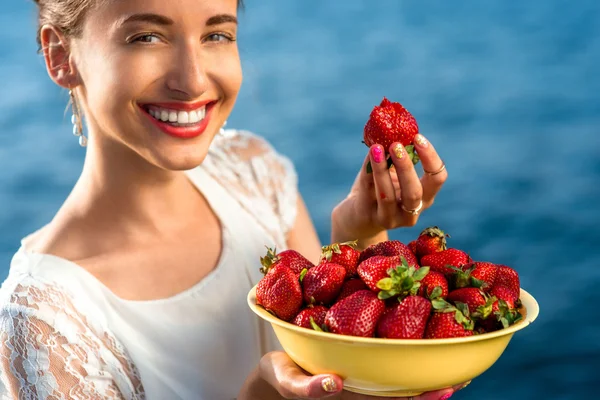 イチゴを食べる女 — ストック写真