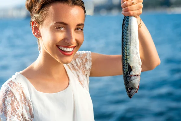 Donna che tiene pesce fresco — Foto Stock