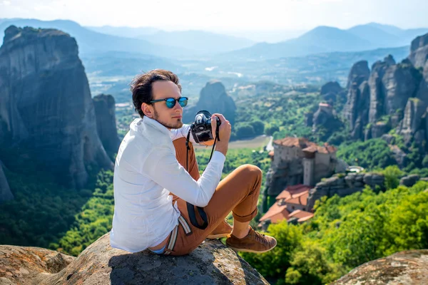 Professionele fotograaf op de bergen — Stockfoto