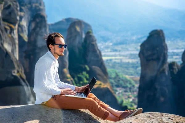 Mann mit Laptop in den Bergen — Stockfoto