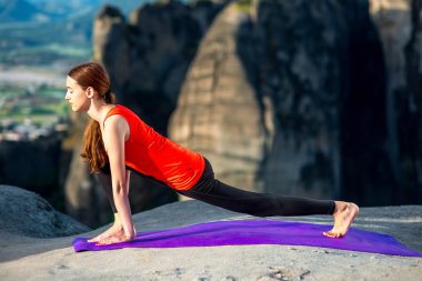 Pratik Yoga dağlarda kadın