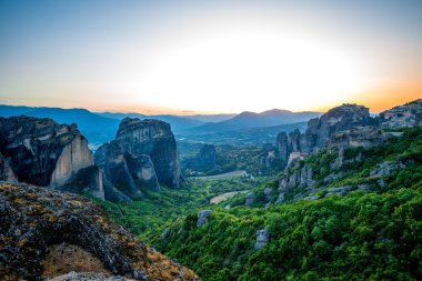 Dağlarda güzel günbatımı manzarası