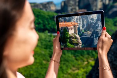 Meteora Manastırı Yunanistan'da fotoğraf çekimi kadın