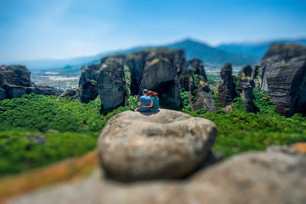 Paar vergadering samen op de bergen in de buurt van Meteora kloosters in Griekenland — Stockfoto