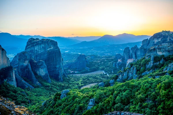 Dağlarda güzel günbatımı manzarası — Stok fotoğraf