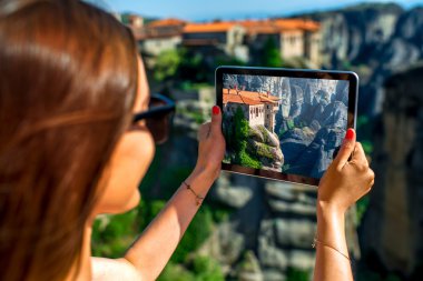 Meteora Manastırı Yunanistan'da fotoğraf çekimi kadın