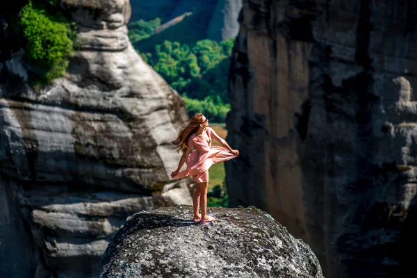 Mulher desfrutando da natureza nas montanhas — Fotografia de Stock