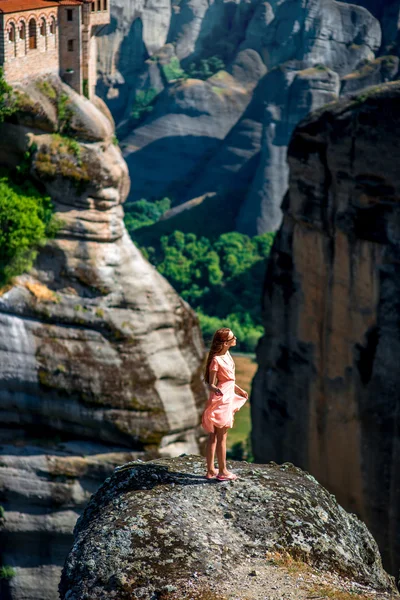 Vrouw genieten van natuur op de bergen — Stockfoto