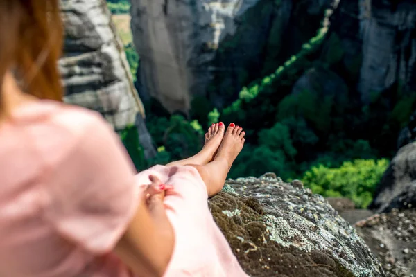 Vrouw zitten op de rotsachtige berg — Stockfoto