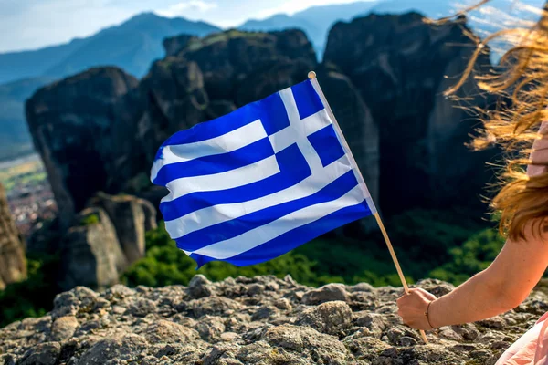 Femme avec drapeau grec — Photo