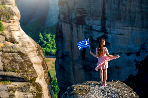 Femme avec drapeau grec — Photo