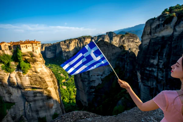 ギリシャのフラグを持つ女性 — ストック写真