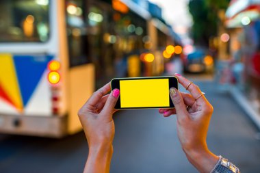 Telefon sokak arka planda tutarak