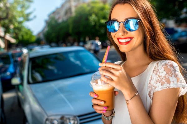 Donna che cammina per strada con caffè da asporto — Foto Stock