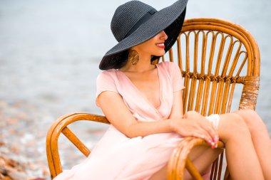 Kumsalda dinlenen kadın.