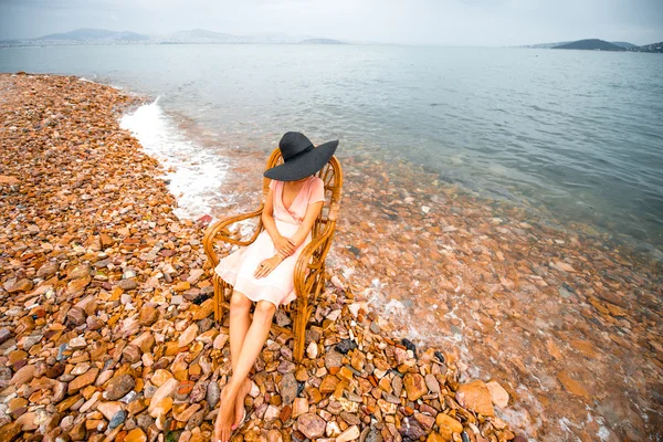 Mulher descansando na praia — Fotografia de Stock