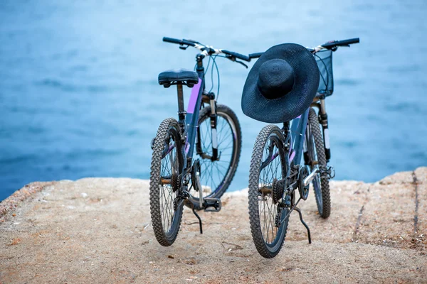 Два велосипеда на пирсе — стоковое фото
