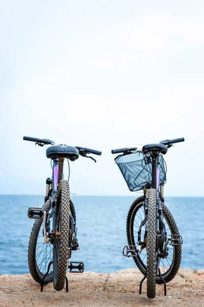 Два велосипеда на пирсе — стоковое фото