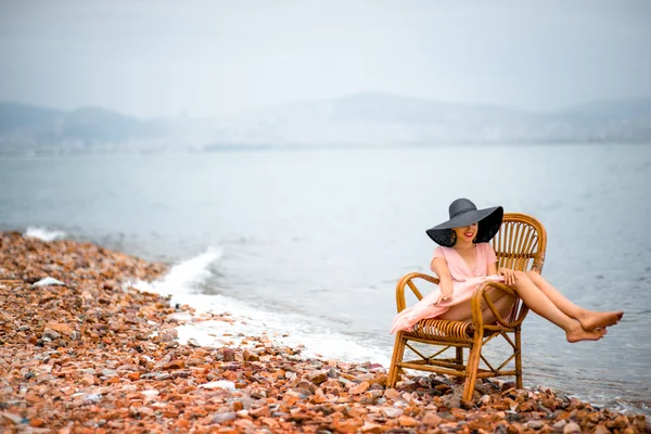 Mujer descansando en la playa — Foto de Stock