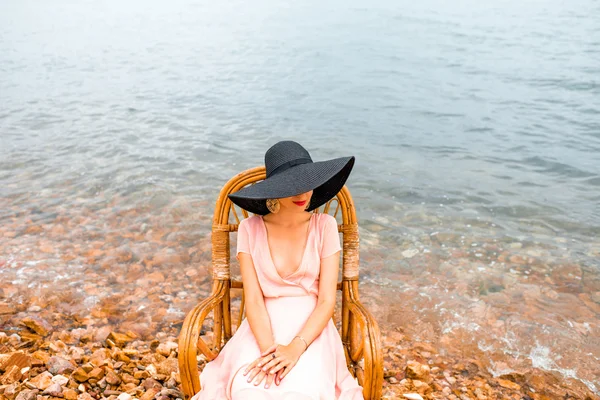 Mulher descansando na praia — Fotografia de Stock