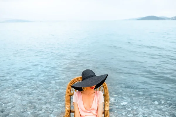 Woman resting on the beach — Stock Photo, Image