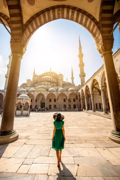 イスタンブールのブルーモスクの近くの女性 — ストック写真