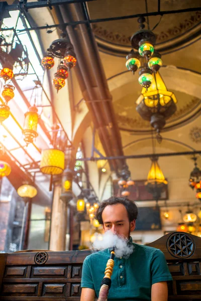 Homem fumando narguilé turco — Fotografia de Stock