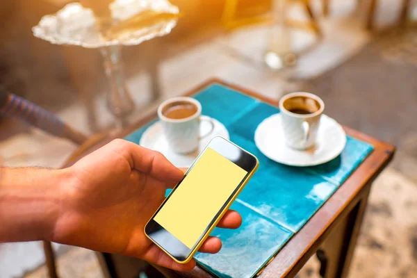 Using smartphone in the turkish cafe — Stock Photo, Image