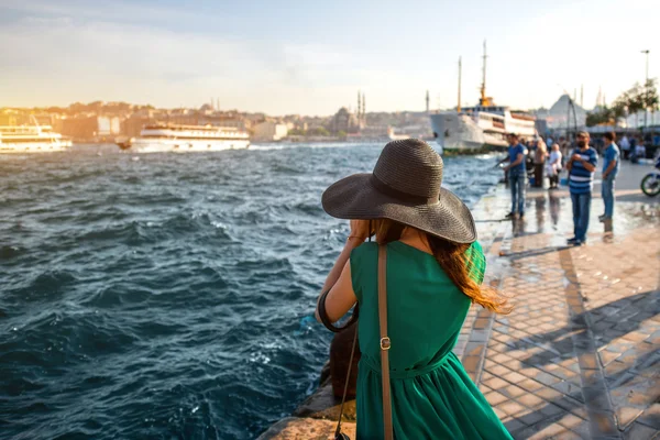 Woman traveler on the Bosphorus in Istanbul — Stock Photo, Image